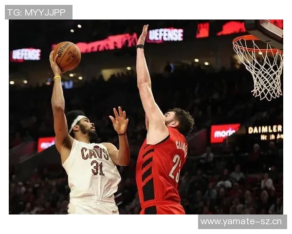 阿伦表现出色9投5中贡献11分10篮板2次抢断助力球队战胜对手